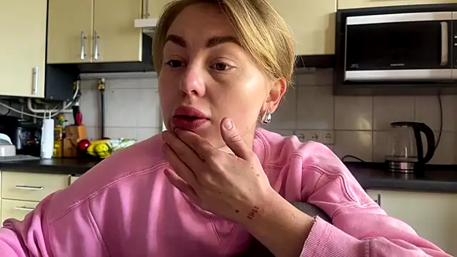Snapshot of MartaLuna_ chatting on April 22, 2026, 9:11 am MartaLuna online show from April 22, 2026, 9:11 am