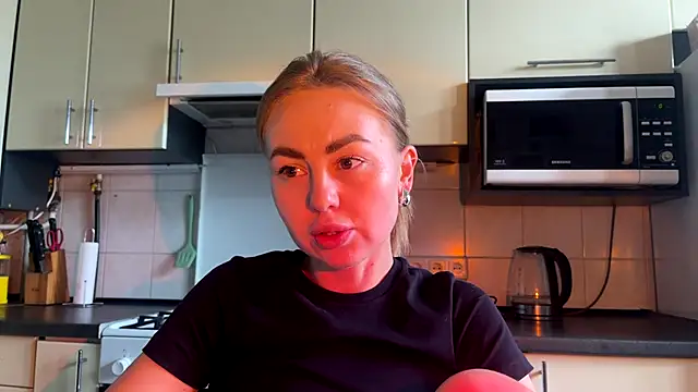 MartaLuna  online show from June 18, 2026, 2:32 pm