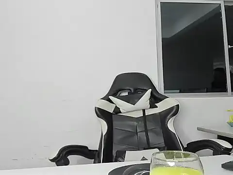 EL VENEZOLANO 22CM online show from February 5, 2026, 5:01 am