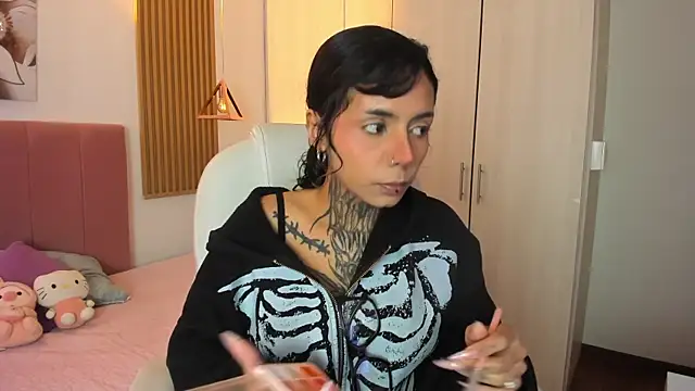 KoraRousee online show from November 3, 2025, 1:23 pm