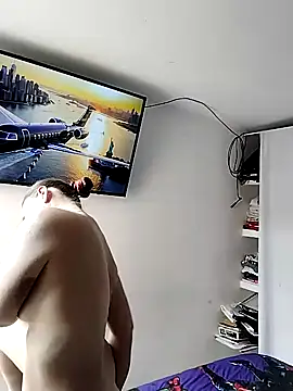 LaraCaliente online show from April 13, 2026, 2:00 pm