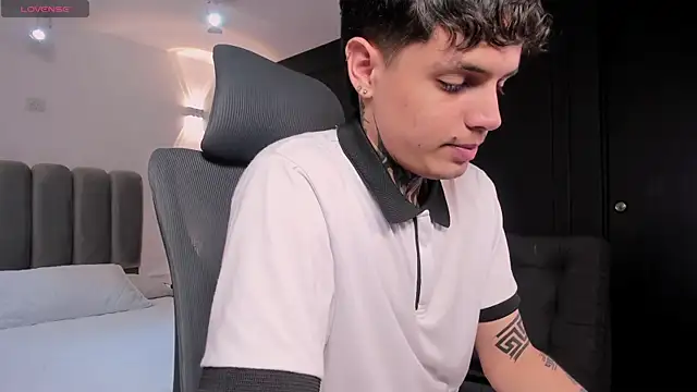 Declan-Fox online show from September 21, 2025, 4:03 am