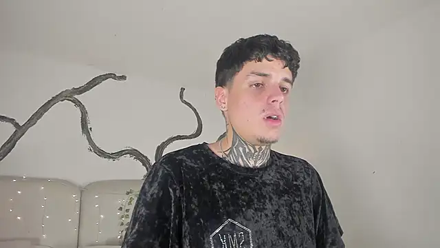 Declan-Fox online show from November 23, 2025, 5:18 am