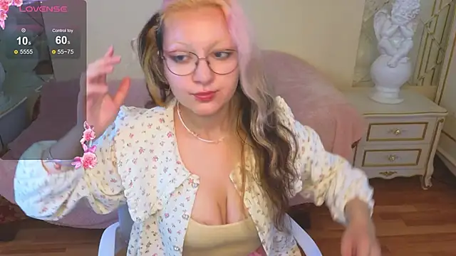 Snapshot of JuicyLullu chatting on September 19, 2025, 4:25 am JuicyLullu online show from September 19, 2025, 4:25 am
