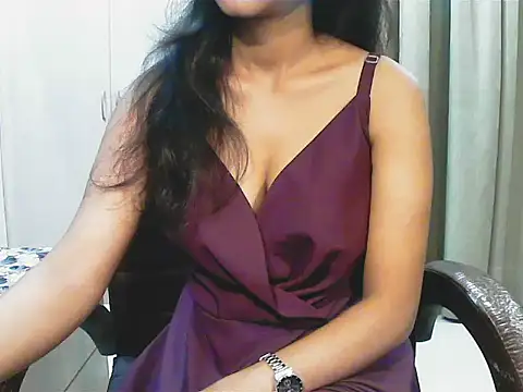 short girl  online show from November 17, 2025, 4:35 pm