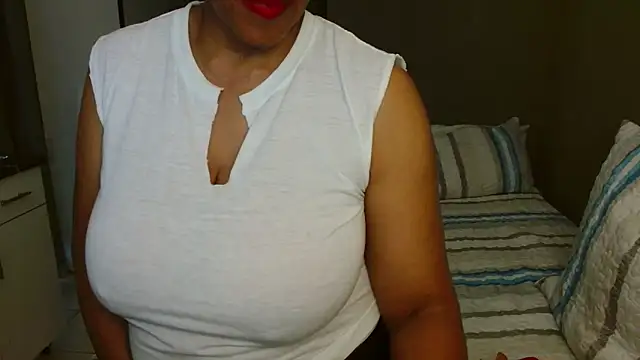 Snapshot of Lillyan_N chatting on July 14, 2026, 9:03 am Lillyan N online show from July 14, 2026, 9:03 am
