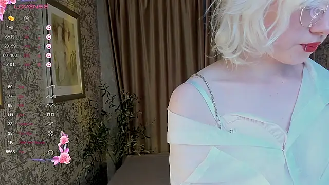 AlettaEve online show from October 4, 2025, 3:10 pm