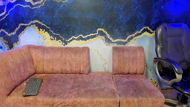 Juicy Creww online show from November 15, 2025, 9:28 am