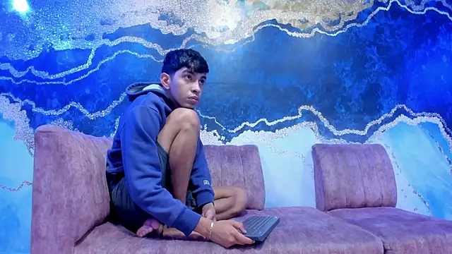 Juicy Creww online show from November 25, 2025, 9:31 am