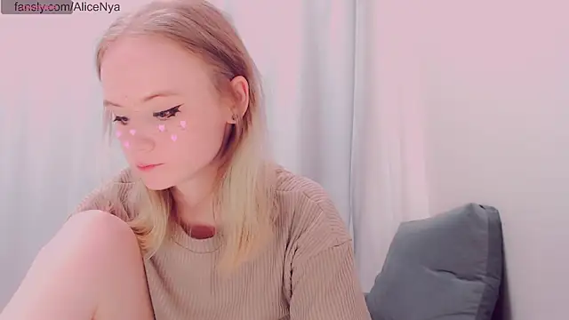 AliceNya cute online show from December 15, 2025, 4:28 am