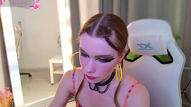 Snapshot of KarenSmitht chatting on October 9, 2025, 4:16 pm KarenSmitht online show from October 9, 2025, 4:16 pm