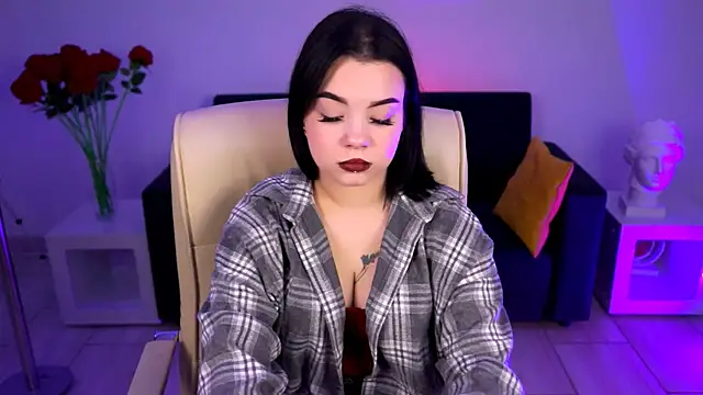 leslierowe  online show from September 18, 2025, 12:07 pm