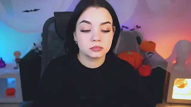 leslierowe  online show from October 19, 2025, 11:44 am