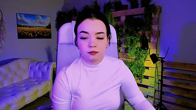 leslierowe  online show from October 25, 2025, 4:13 pm