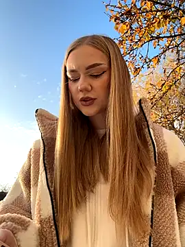 MilaMoone online show from November 28, 2025, 12:19 pm