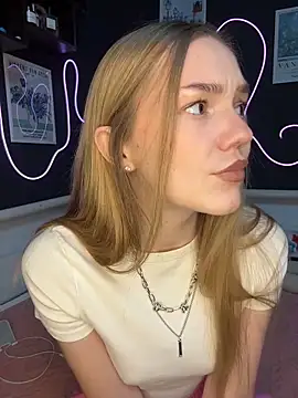 MilaMoone online show from March 6, 2026, 12:45 pm