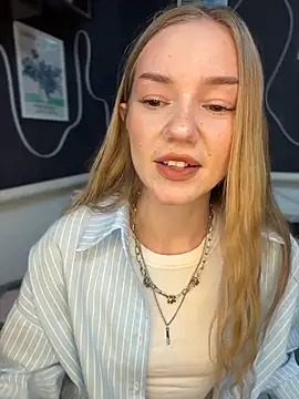 Snapshot of MilaMoone chatting on May 16, 2026, 11:31 am MilaMoone online show from May 16, 2026, 11:31 am