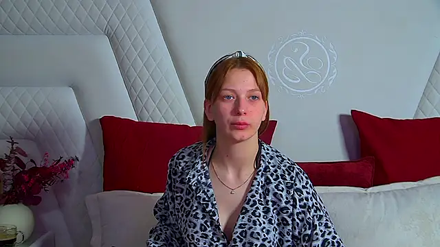 BeatriceBinoche online show from November 17, 2025, 6:46 pm