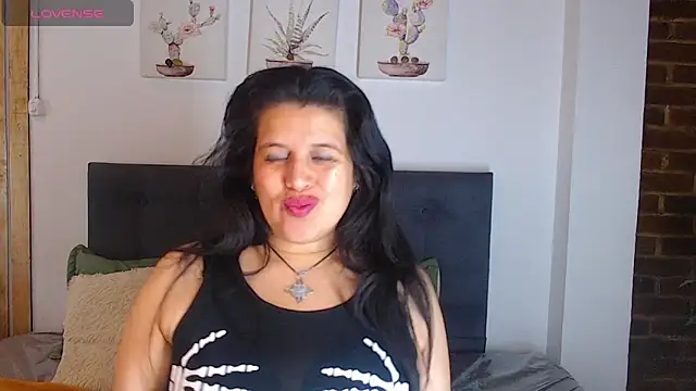 Snapshot of Andrea_secret_ chatting on November 5, 2025, 2:28 pm Andrea secret online show from November 5, 2025, 2:28 pm