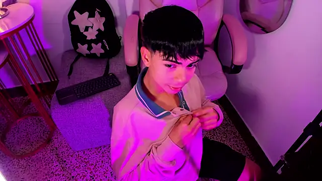 Snapshot of Peter_chase chatting on November 1, 2025, 6:32 pm Peter chase online show from November 1, 2025, 6:32 pm