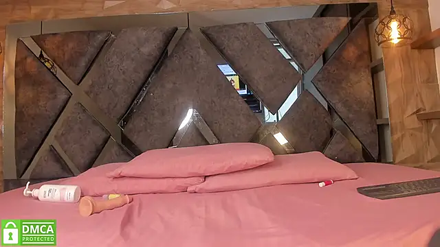 Scarlet  Jones  online show from November 5, 2025, 8:31 pm