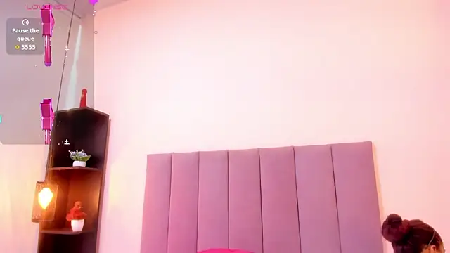 Snapshot of HoollyHendrix chatting on November 18, 2025, 8:24 pm HoollyHendrix online show from November 18, 2025, 8:24 pm