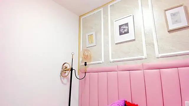 Snapshot of HoollyHendrix chatting on December 2, 2025, 8:37 pm HoollyHendrix online show from December 2, 2025, 8:37 pm