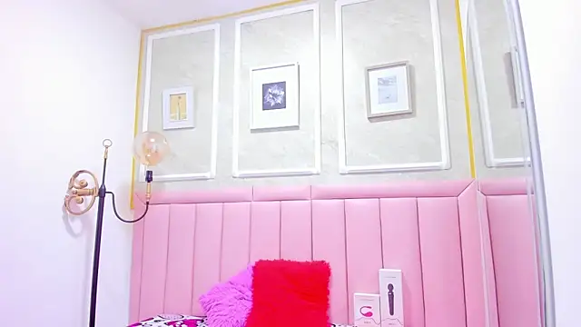 Snapshot of HoollyHendrix chatting on December 5, 2025, 8:38 pm HoollyHendrix online show from December 5, 2025, 8:38 pm