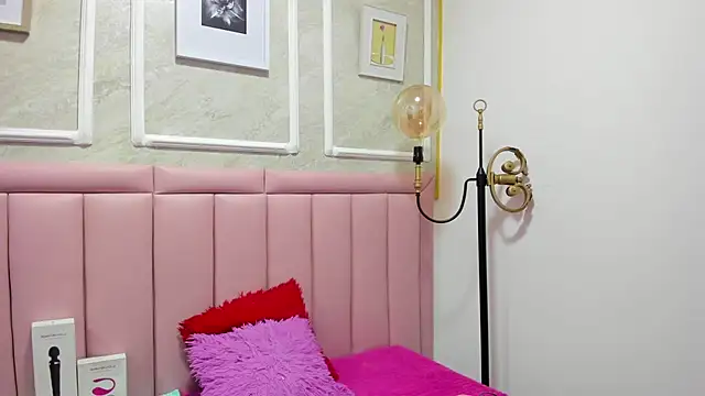 Snapshot of HoollyHendrix chatting on December 17, 2025, 8:59 pm HoollyHendrix online show from December 17, 2025, 8:59 pm