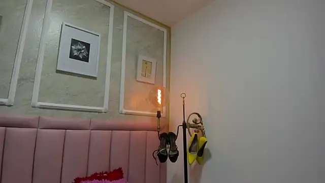 Snapshot of HoollyHendrix chatting on December 19, 2025, 8:49 pm HoollyHendrix online show from December 19, 2025, 8:49 pm