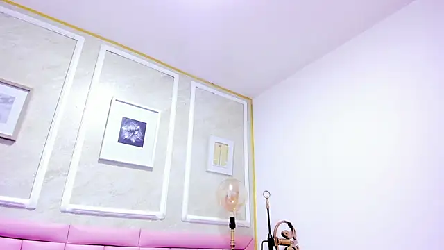 Snapshot of HoollyHendrix chatting on December 22, 2025, 8:28 pm HoollyHendrix online show from December 22, 2025, 8:28 pm