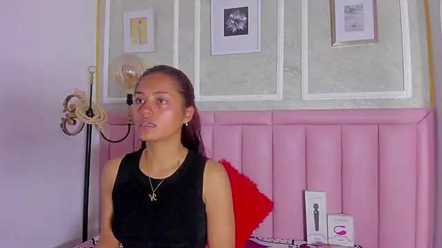 Snapshot of HoollyHendrix chatting on February 5, 2026, 8:02 pm HoollyHendrix online show from February 5, 2026, 8:02 pm