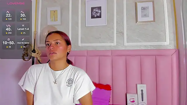 Snapshot of HoollyHendrix chatting on February 6, 2026, 8:56 pm HoollyHendrix online show from February 6, 2026, 8:56 pm