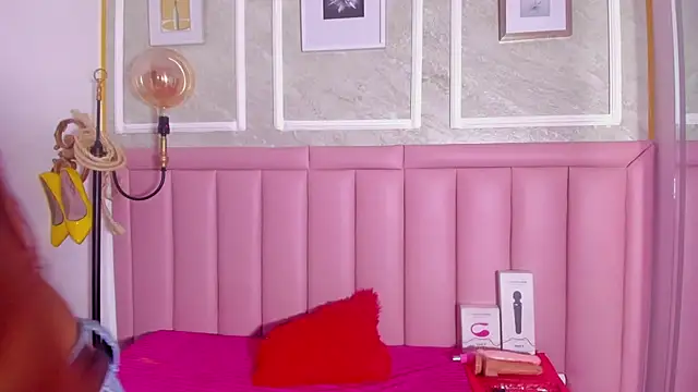 Snapshot of HoollyHendrix chatting on February 9, 2026, 8:24 pm HoollyHendrix online show from February 9, 2026, 8:24 pm