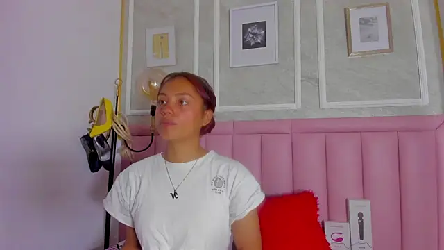 Snapshot of HoollyHendrix chatting on February 19, 2026, 8:38 pm HoollyHendrix online show from February 19, 2026, 8:38 pm