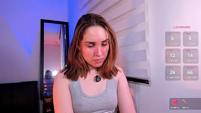 SarahCastillo  online show from September 22, 2025, 12:29 pm