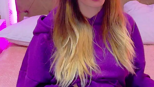 CoraVex online show from April 5, 2026, 4:09 am