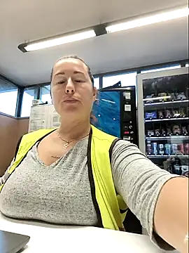 bichota85 online show from October 8, 2025, 9:40 am