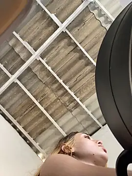 loirinhaaa online show from November 5, 2025, 3:12 pm