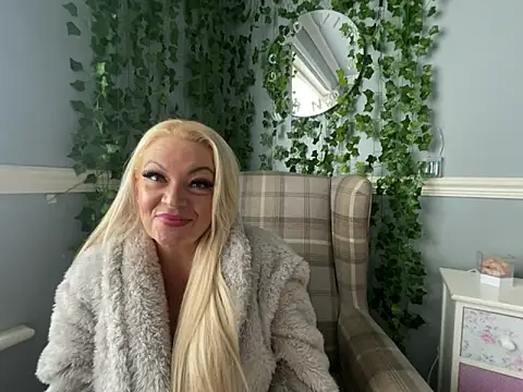 BonnyDesire online show from October 25, 2025, 1:18 pm