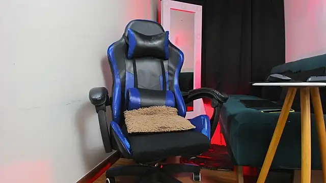 Charliejones  online show from November 18, 2025, 1:22 am