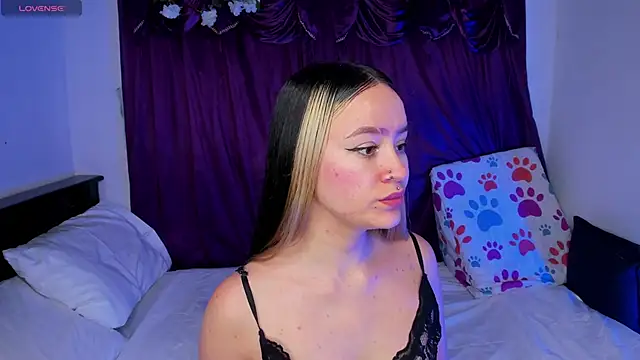 Shairaclark  online show from May 13, 2026, 2:53 am
