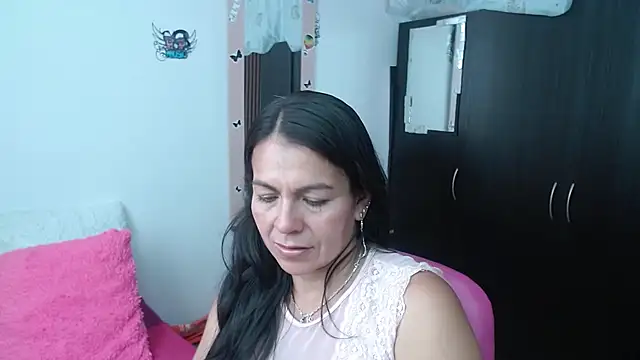 camilavargas  online show from October 3, 2025, 9:12 pm