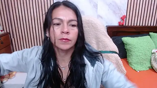 camilavargas  online show from October 10, 2025, 1:54 pm