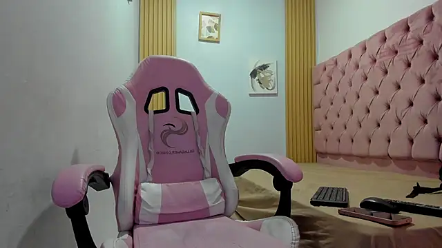 Naomis 35 online show from November 1, 2025, 7:05 pm