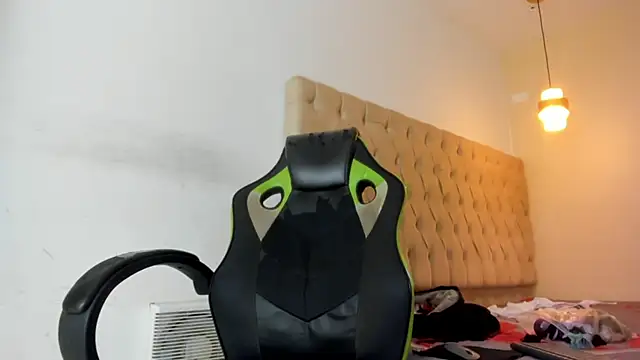 Naomis 35 online show from December 13, 2025, 7:53 pm