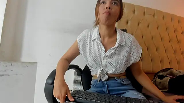 Naomis 35 online show from December 16, 2025, 7:41 pm