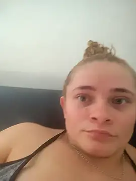 Snapshot of Cherrysweetyx chatting on October 19, 2025, 7:14 pm Cherrysweetyx online show from October 19, 2025, 7:14 pm
