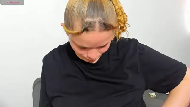 Cherrysweetyx online show from April 18, 2026, 7:07 pm