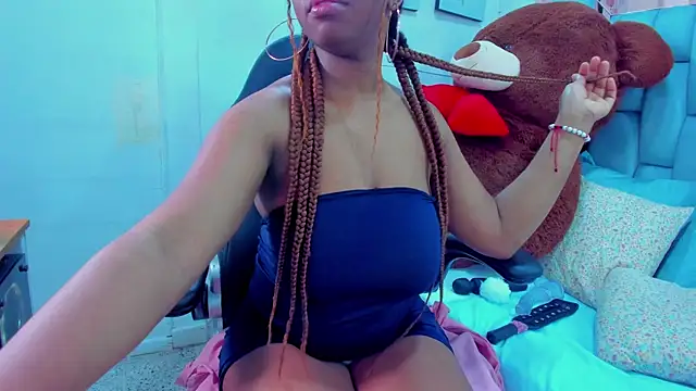 hazellanee online show from November 12, 2025, 5:19 am